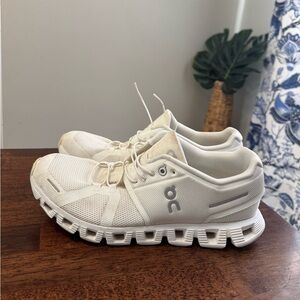 On Cloud sneakers in white/white size women’s 10.5